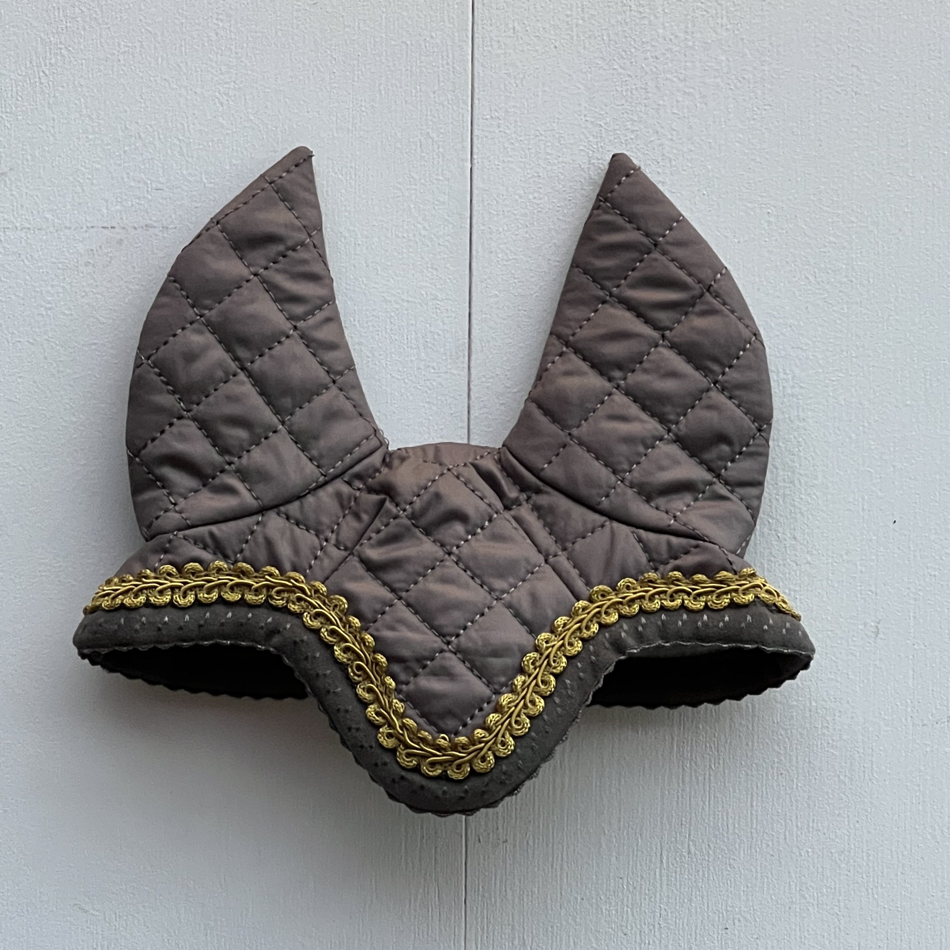 Oornetje grijs bies grijs met goud/geel bandje