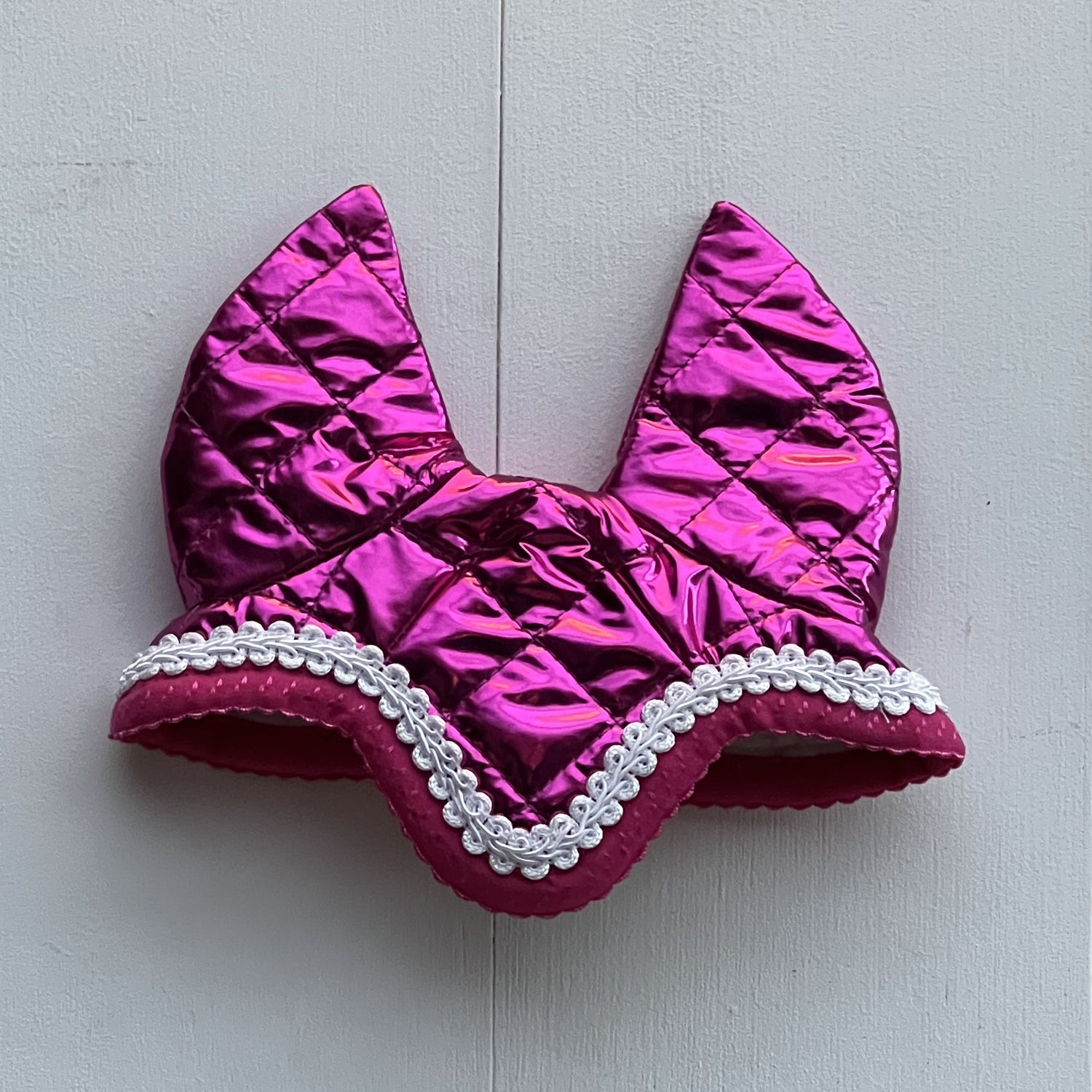 Oornetje roze glimmend met wit kant