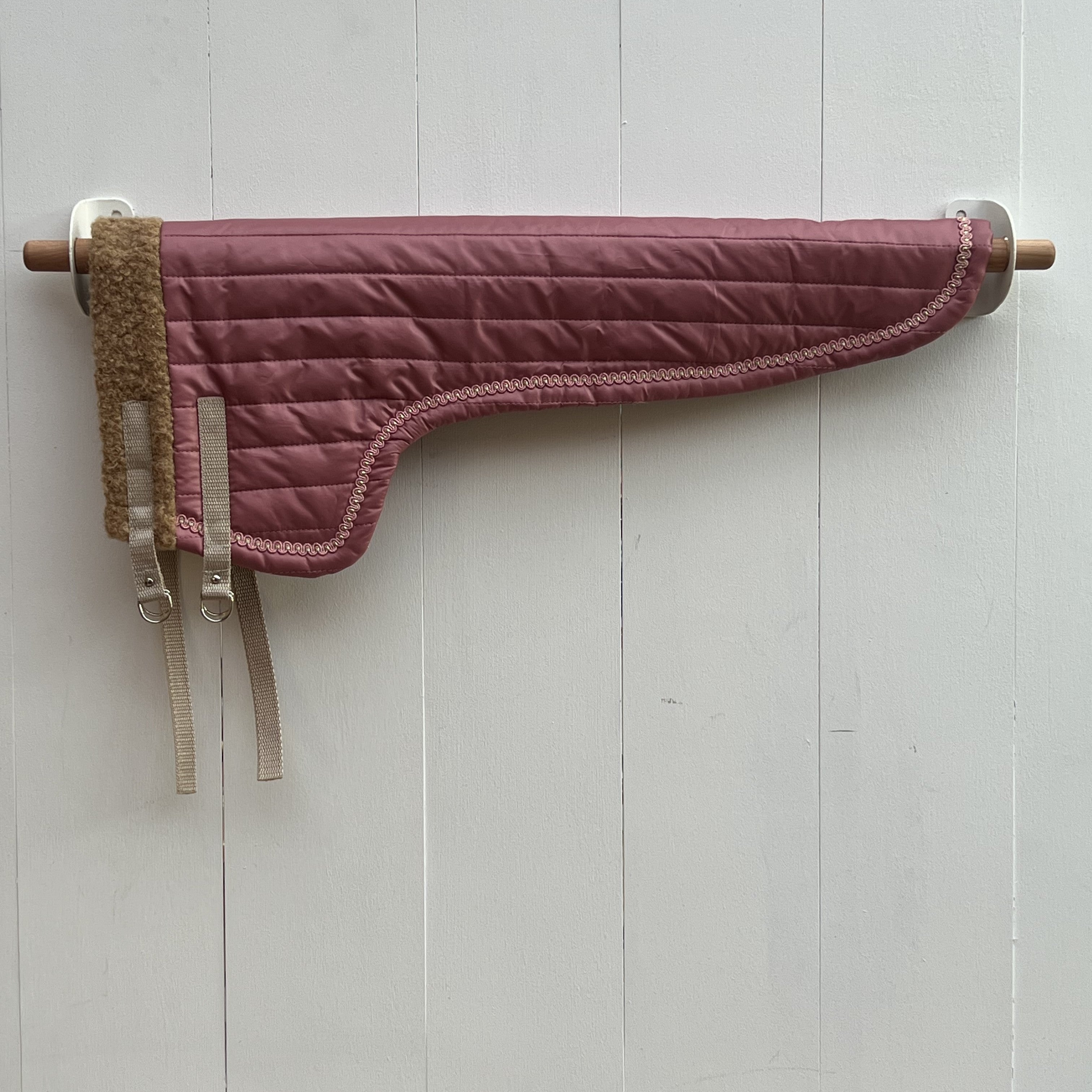 dekentje lang oud roze licht glimmend met zand kleurig bandje