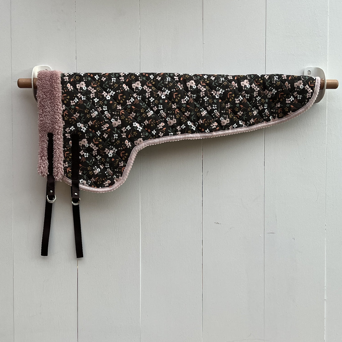 dekentje lang bruin met kleine gekleurde bloemetjes