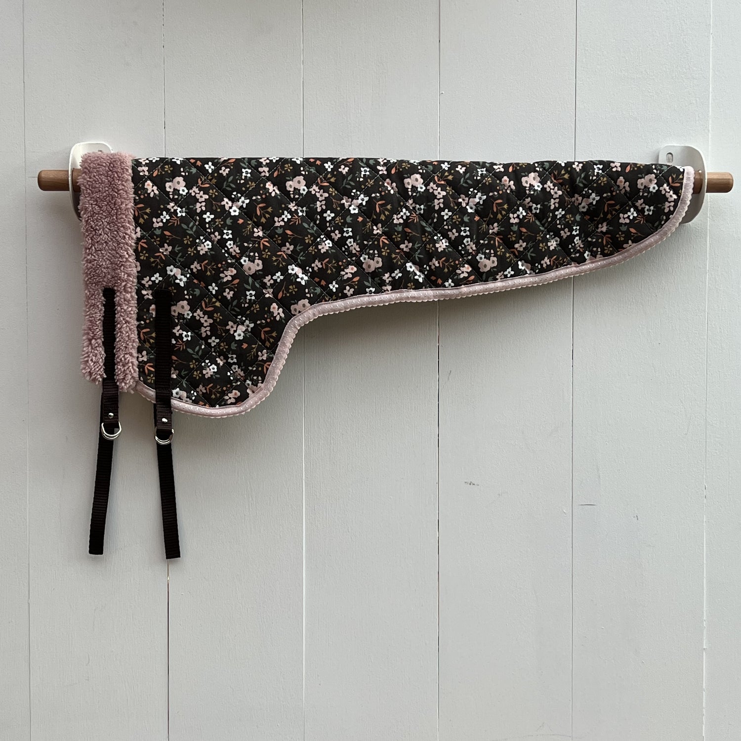 dekentje lang bruin met kleine gekleurde bloemetjes