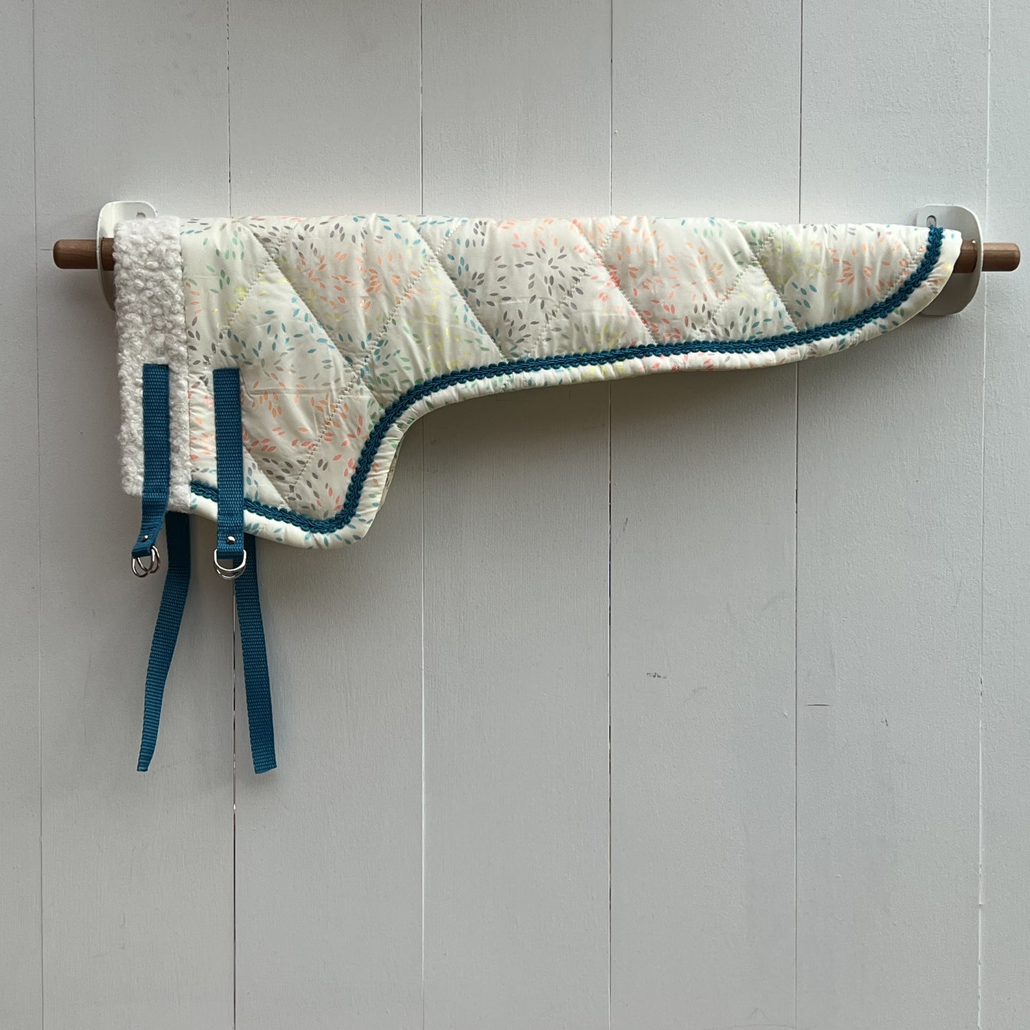 dekentje lang crème met gekleurde figuurtjes