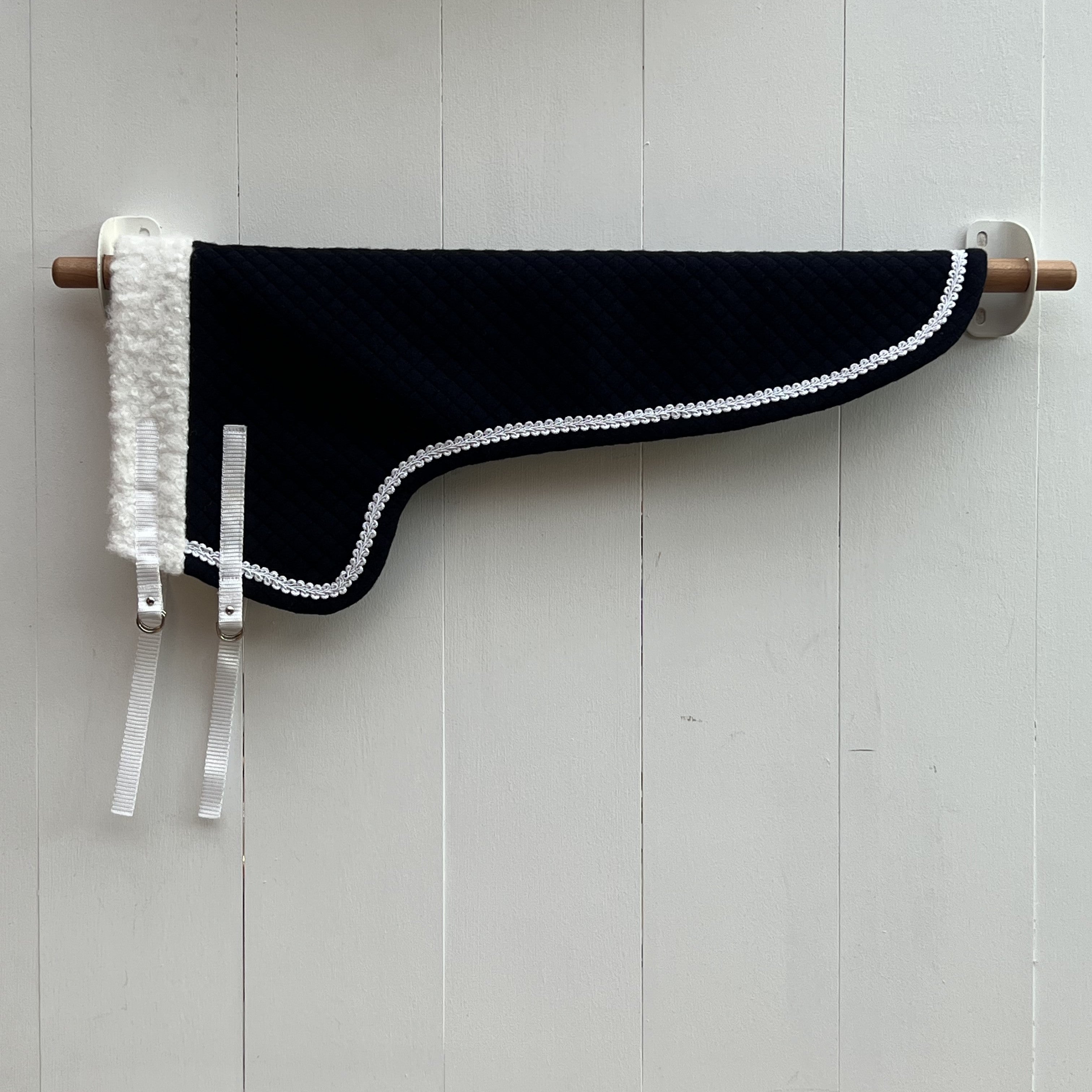 dekentje lang donker blauw met wit band