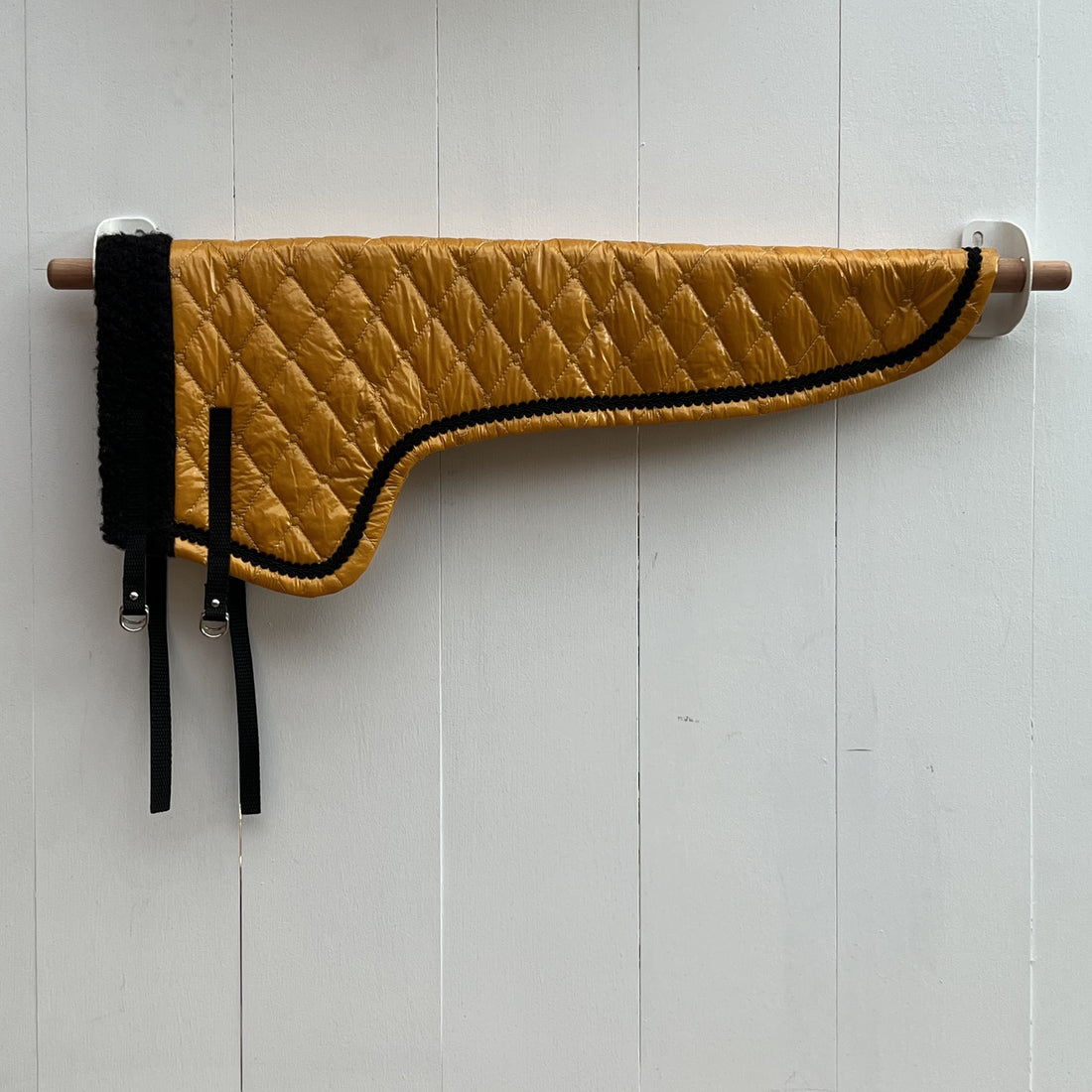 Dekentje lang geel glimmende stof met zwart bandje + oornetje