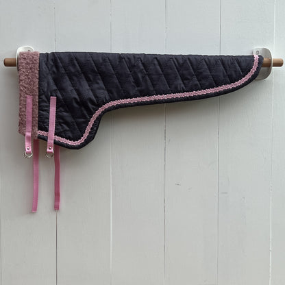 Dekentje lang paars met roze glimmend bandje + oorntje