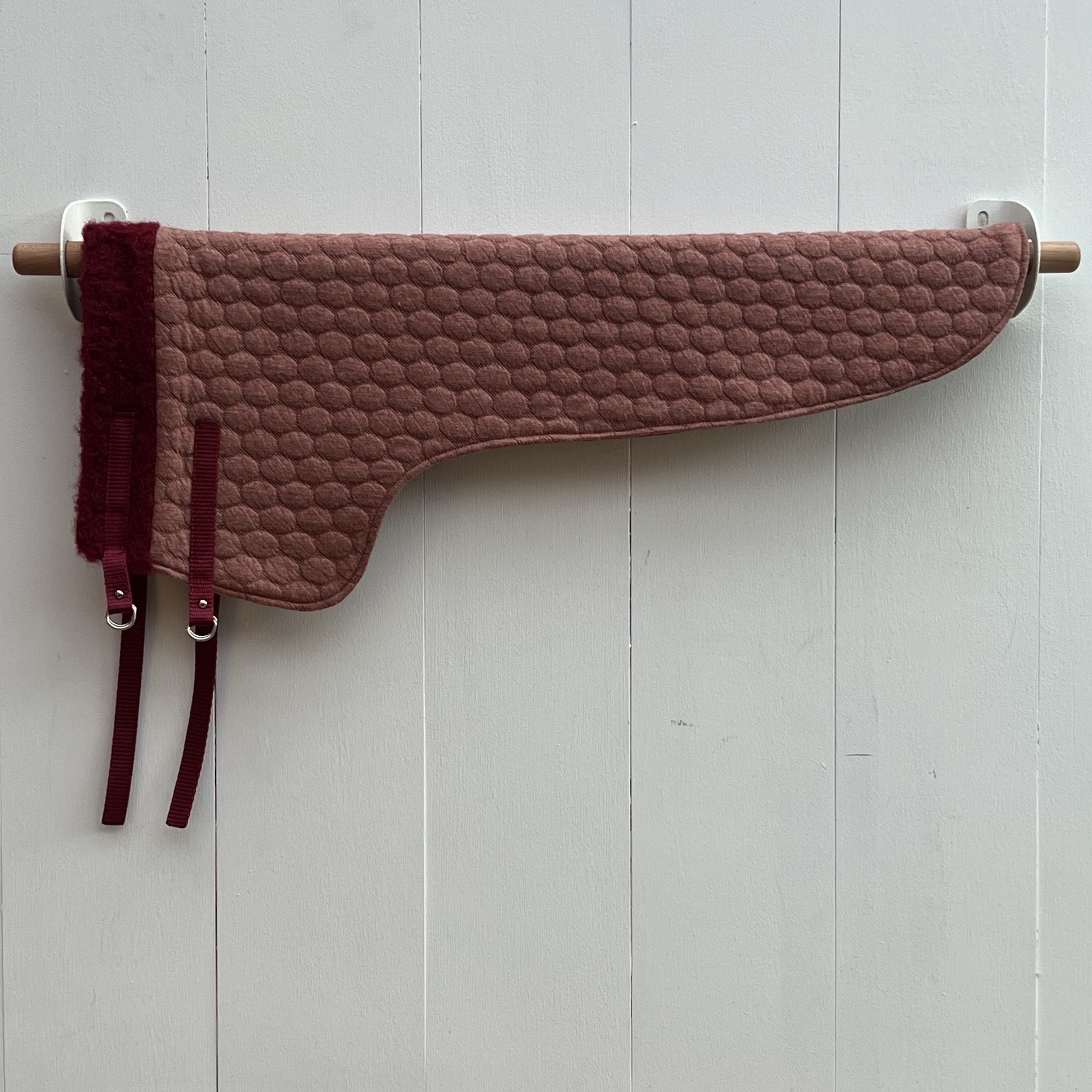 Dekentje Lang rood gebreide stof met bolletjes