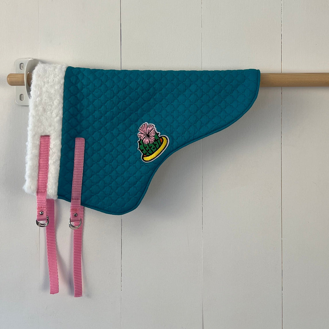 Dekentje kort blauw gebreid met applicatie cactus