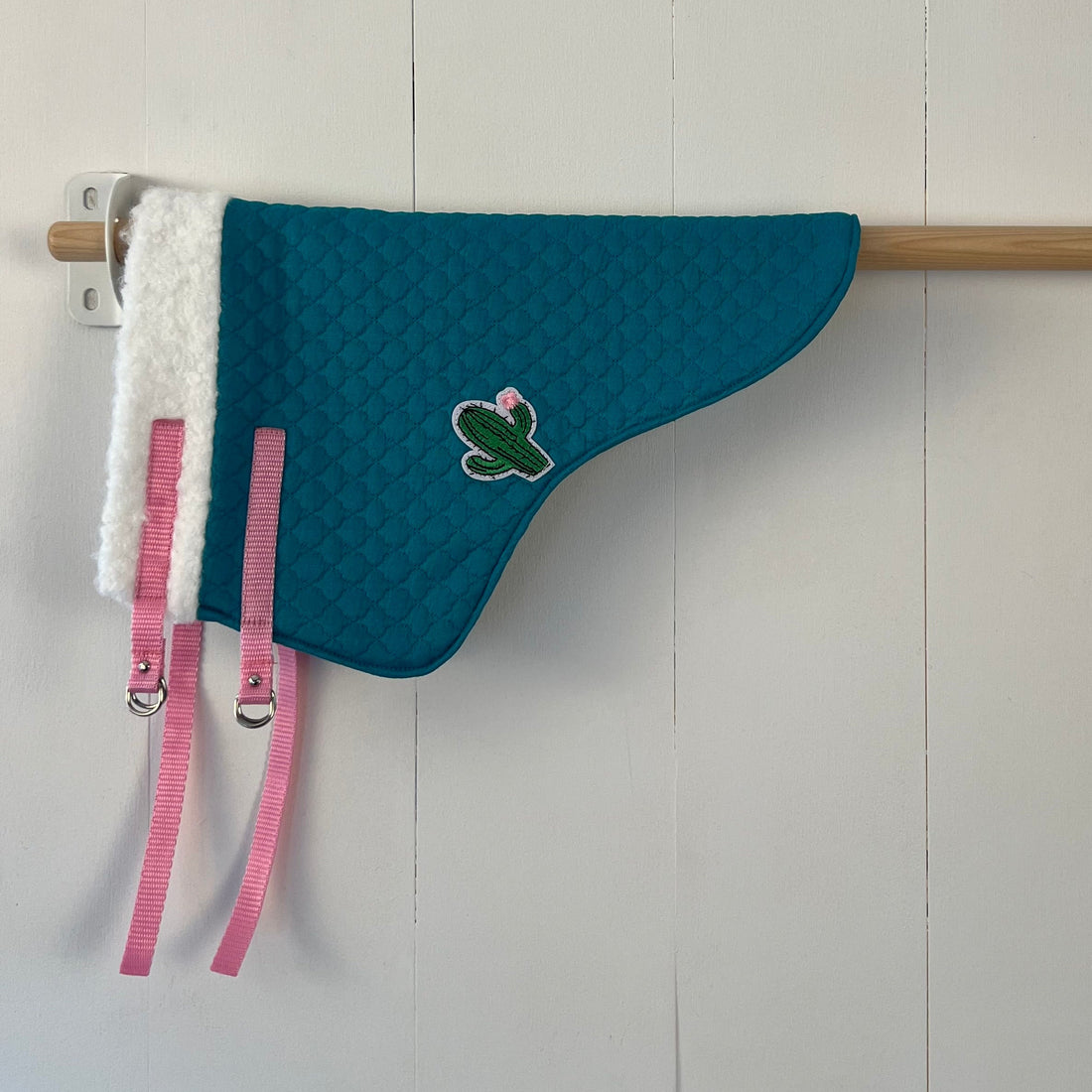 Dekentje kort blauw gebreid met applicatie cactus