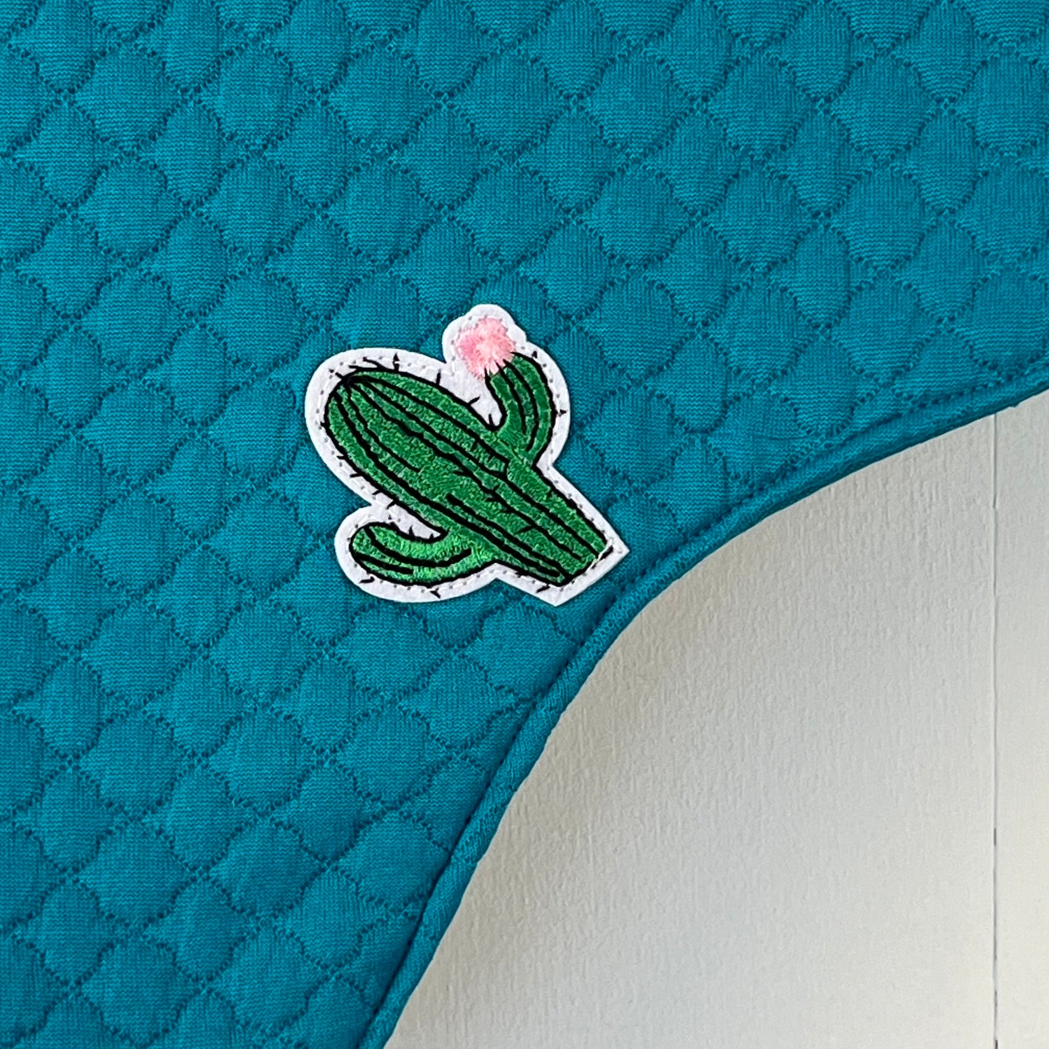 Dekentje kort blauw gebreid met applicatie cactus