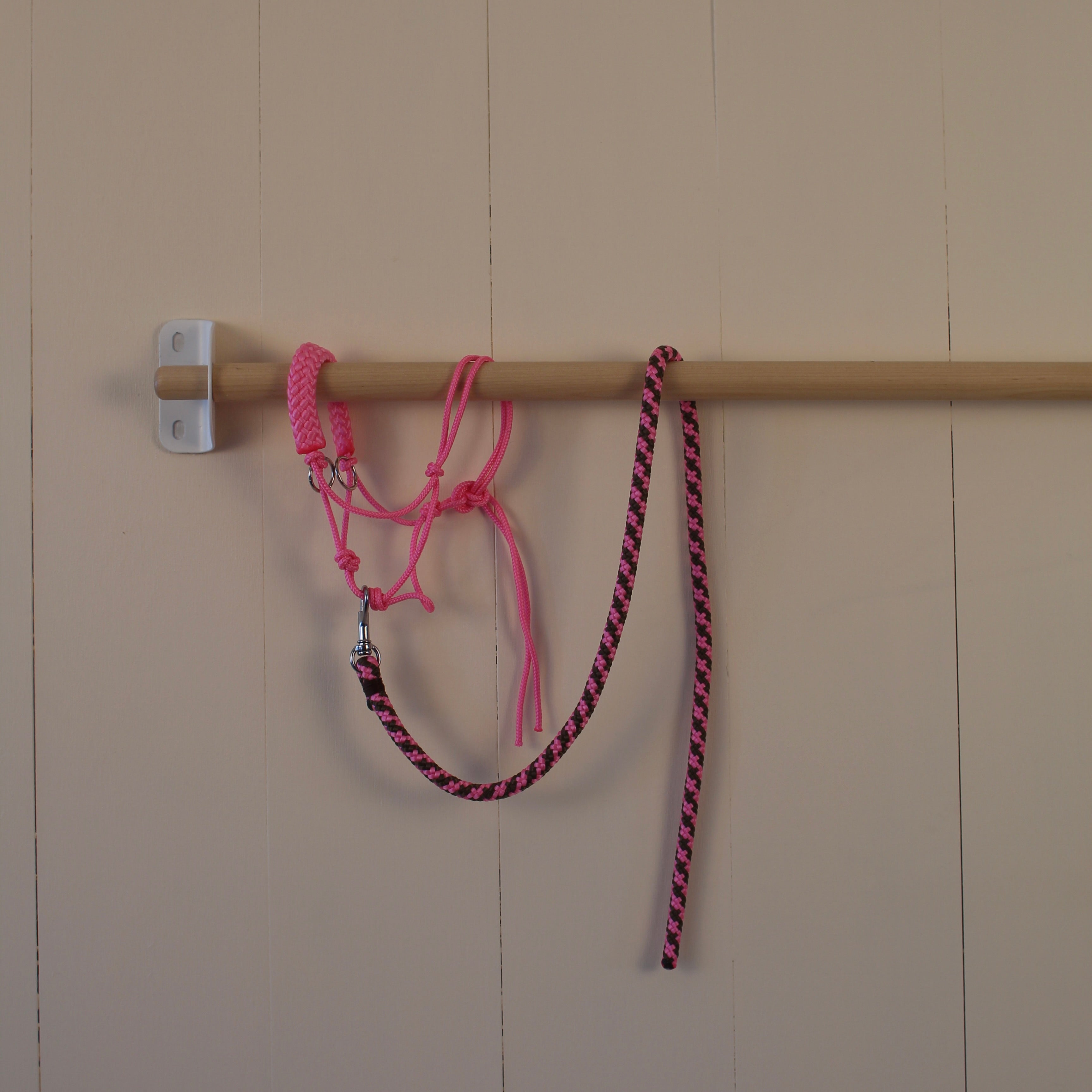 Halter with rope neon pink / brown