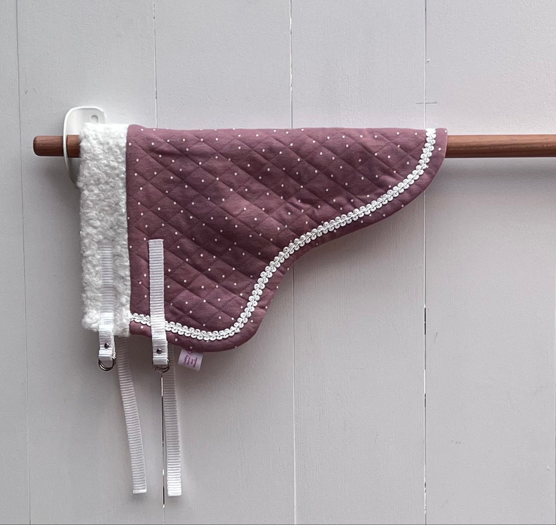 Dekentje kort oud roze met kleine witte stipjes