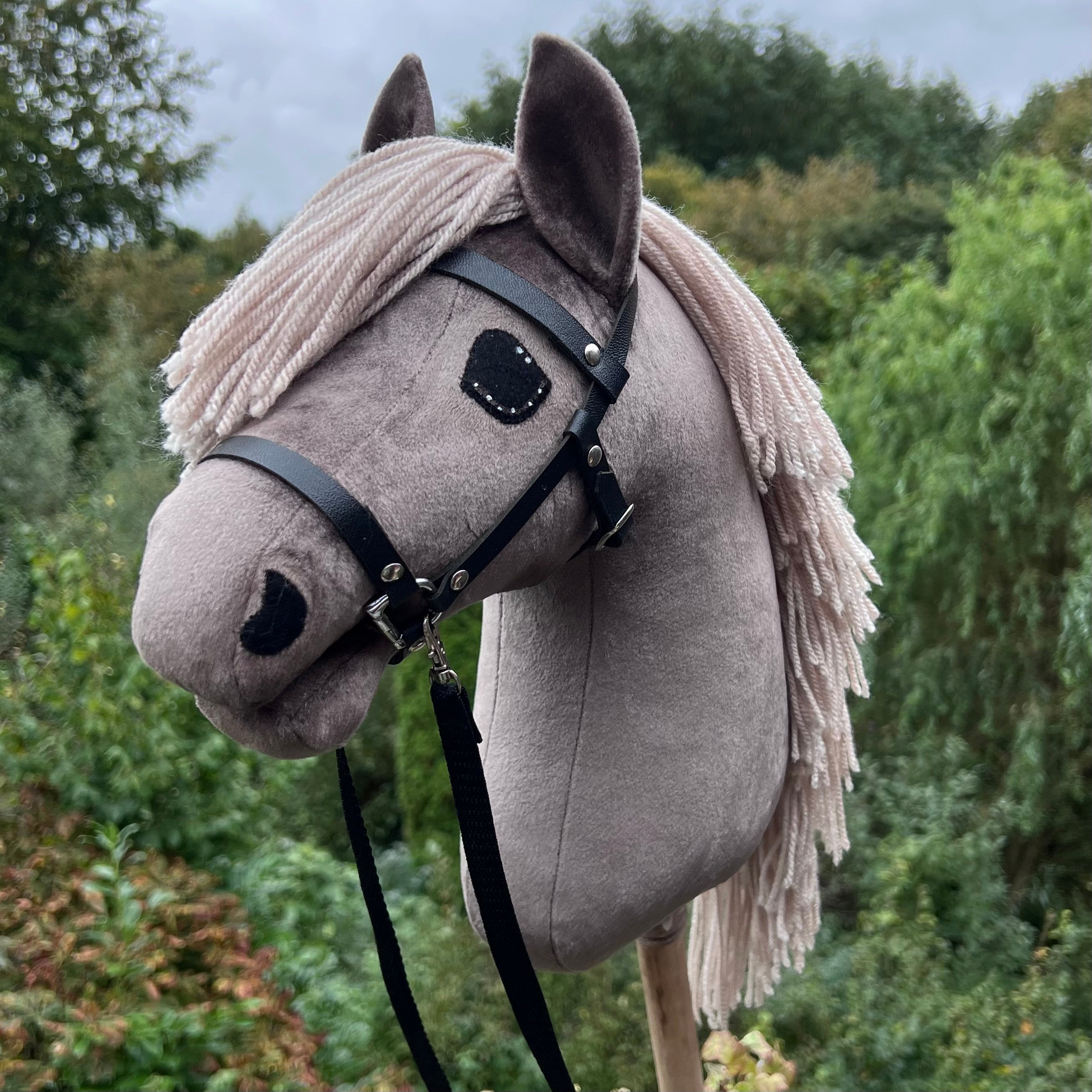 Hobbyhorse paard grijs / beige met appeltjes