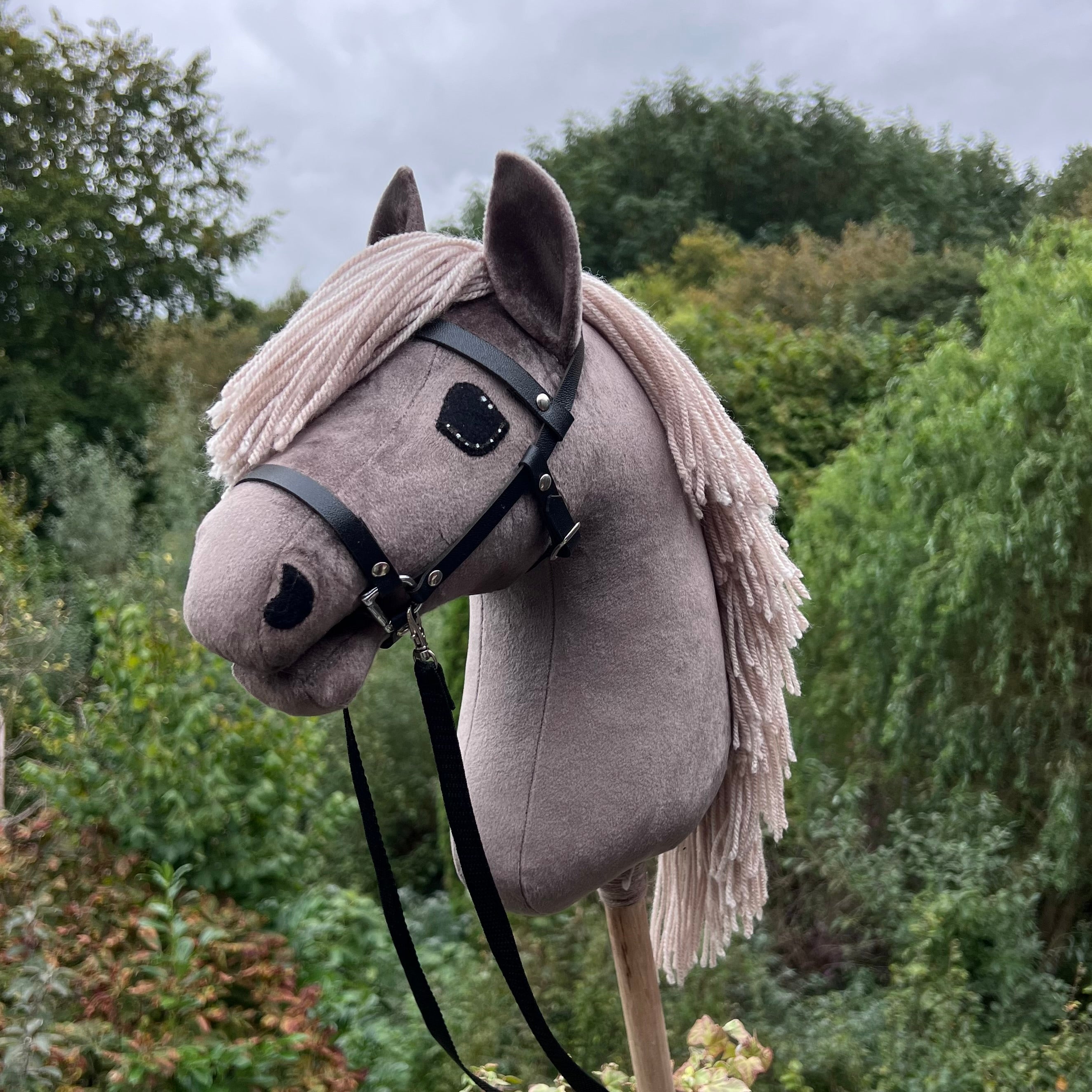 Hobbyhorse paard grijs / beige met appeltjes