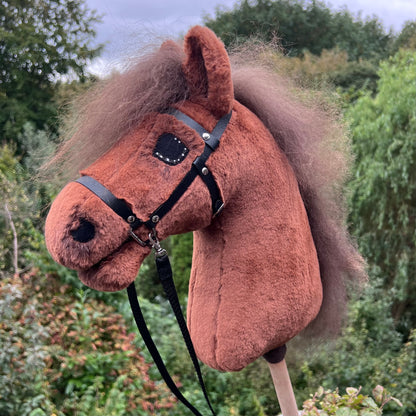 Hobbyhorse voskleur fluffy, bruine manen