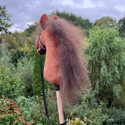 Hobbyhorse voskleur fluffy, bruine manen