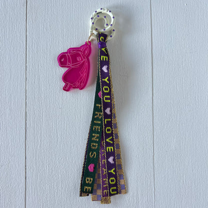 Sleutelhanger hobbyhorse en lint, paars / groen / fuchsia