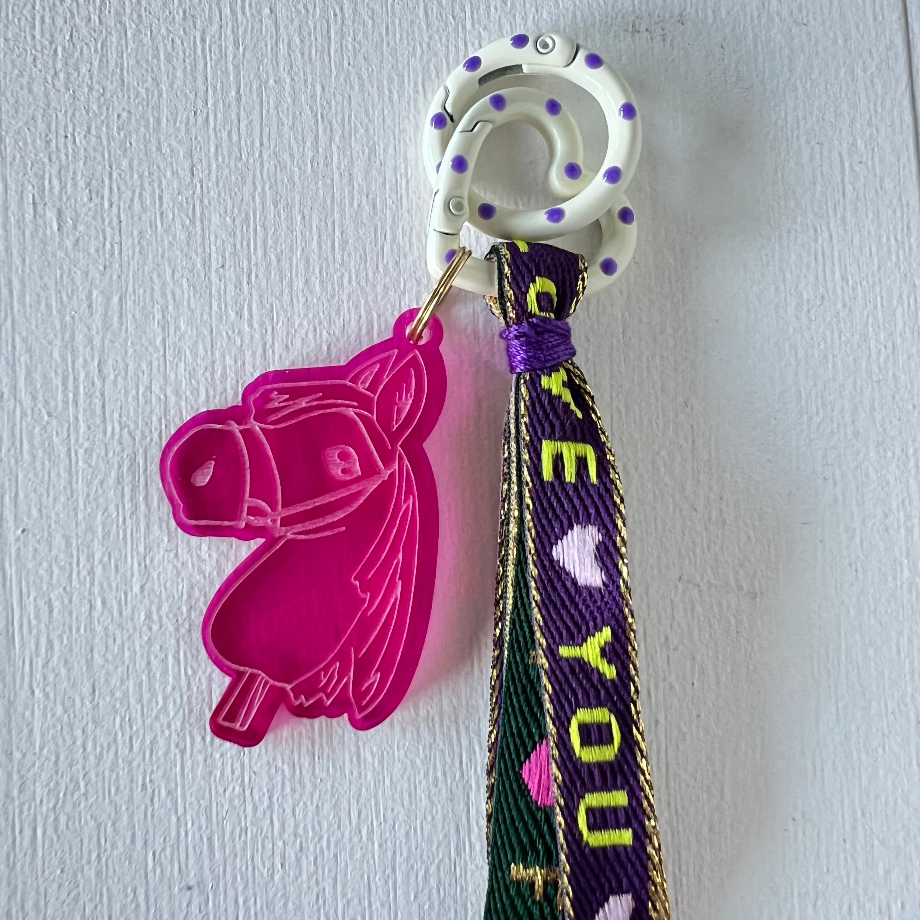 Sleutelhanger hobbyhorse en lint, paars / groen / fuchsia