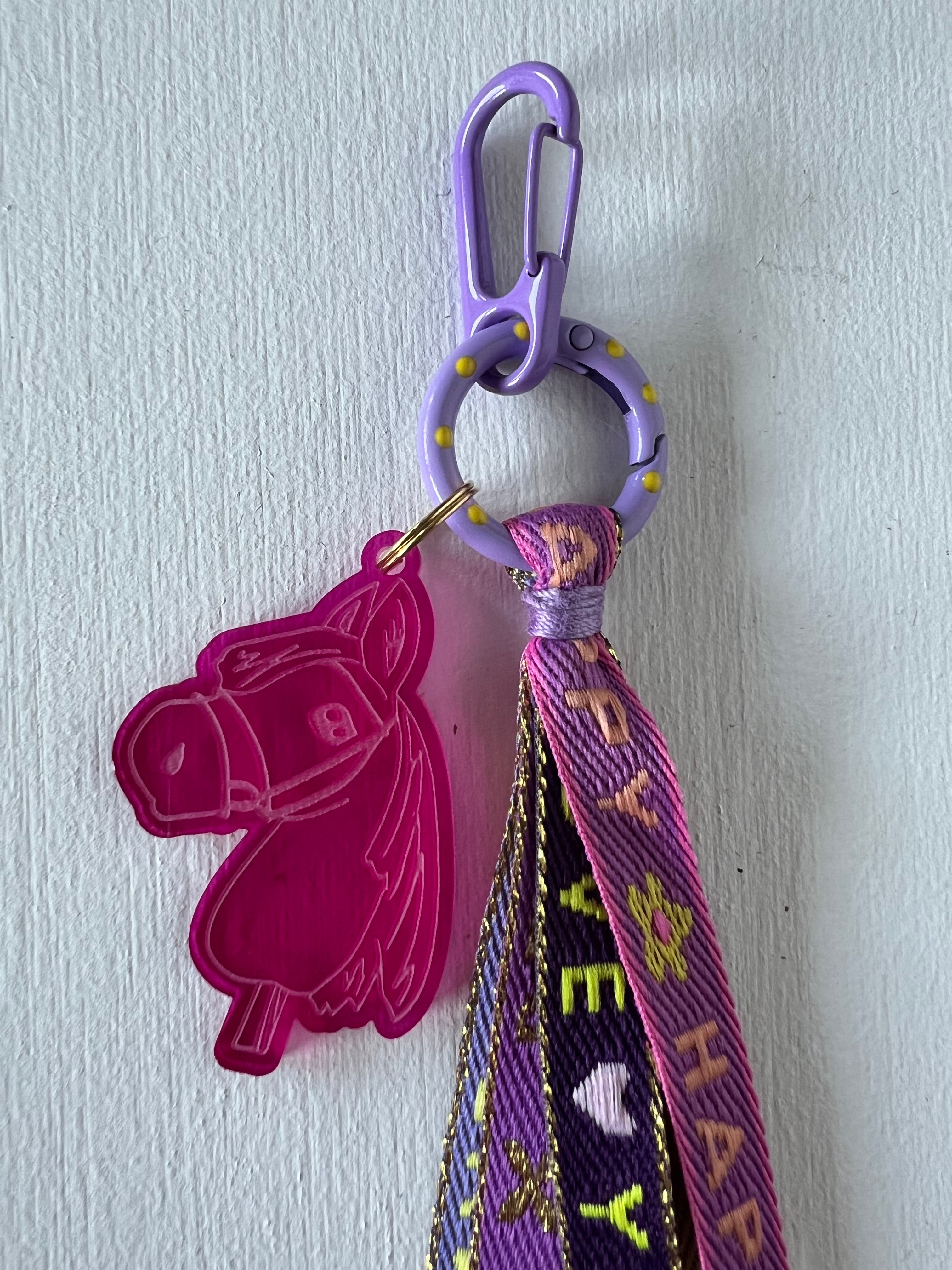 Sleutelhanger hobbyhorse en lint, paars / donker paars / lila / fuchsia