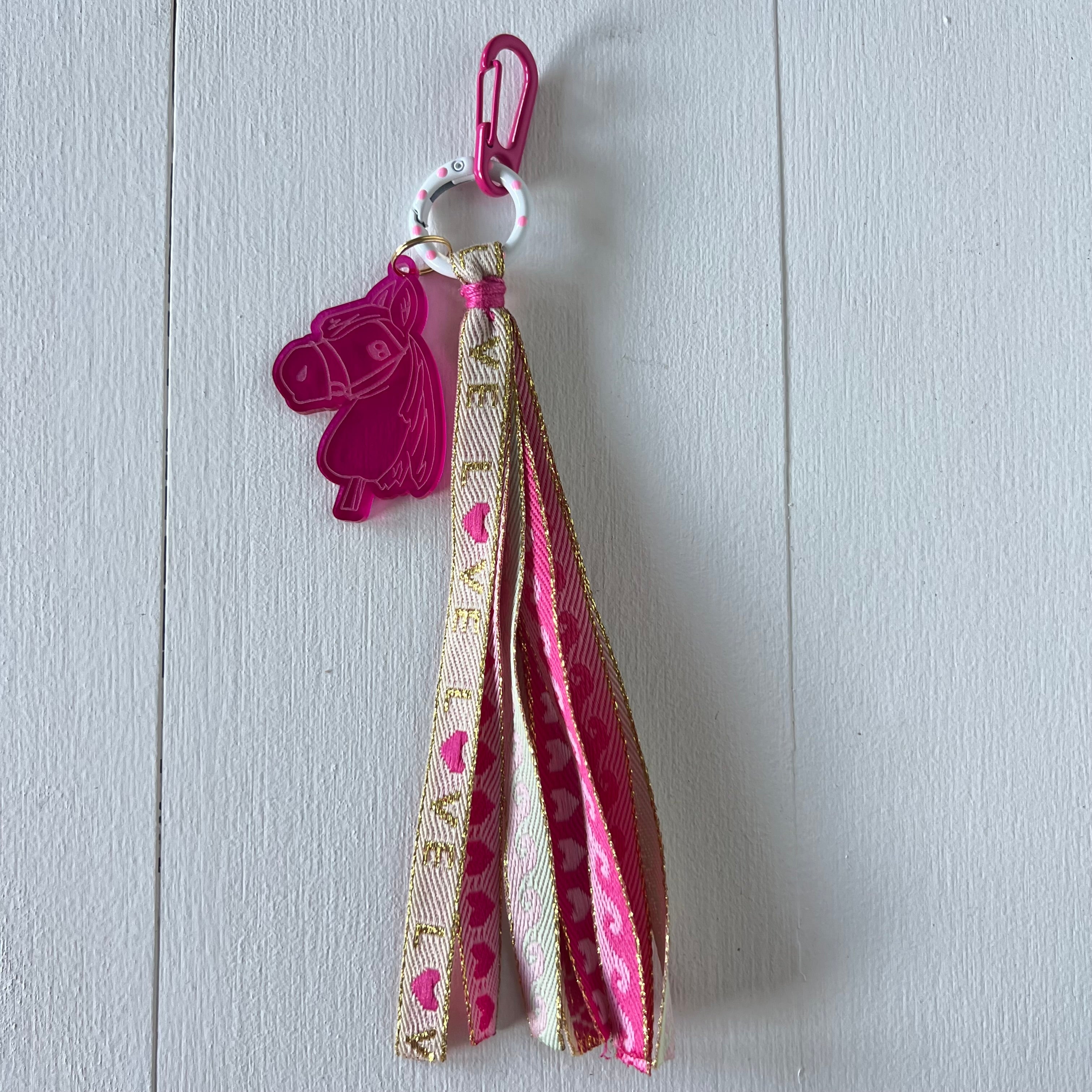 Sleutelhanger hobbyhorse en lint,  crème / fuchsia  / roze