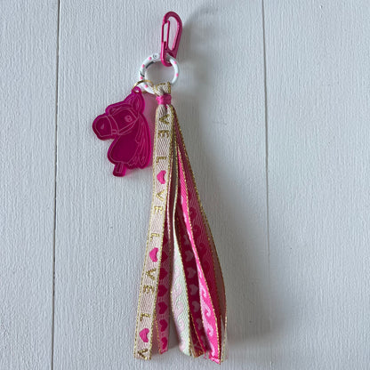 Sleutelhanger hobbyhorse en lint,  crème / fuchsia  / roze