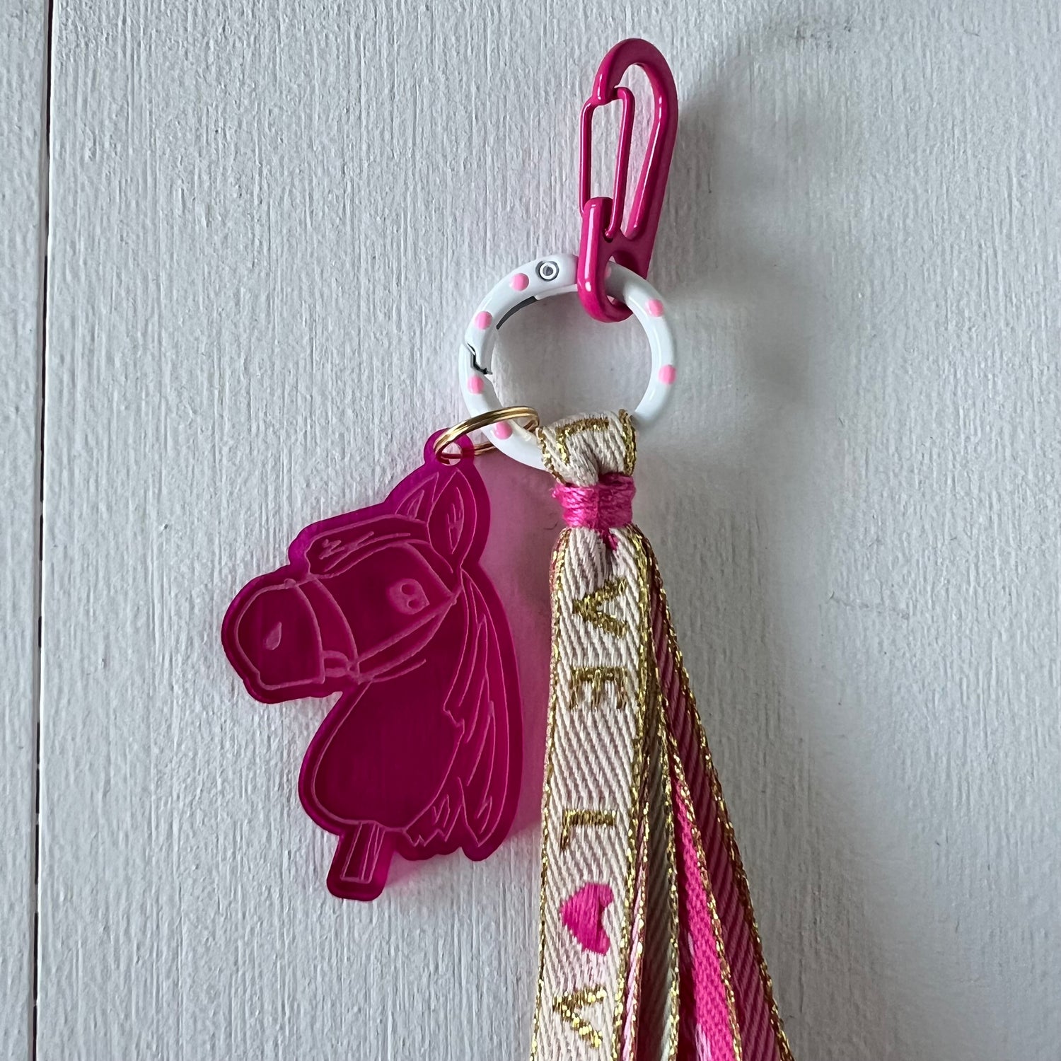 Sleutelhanger hobbyhorse en lint,  crème / fuchsia  / roze