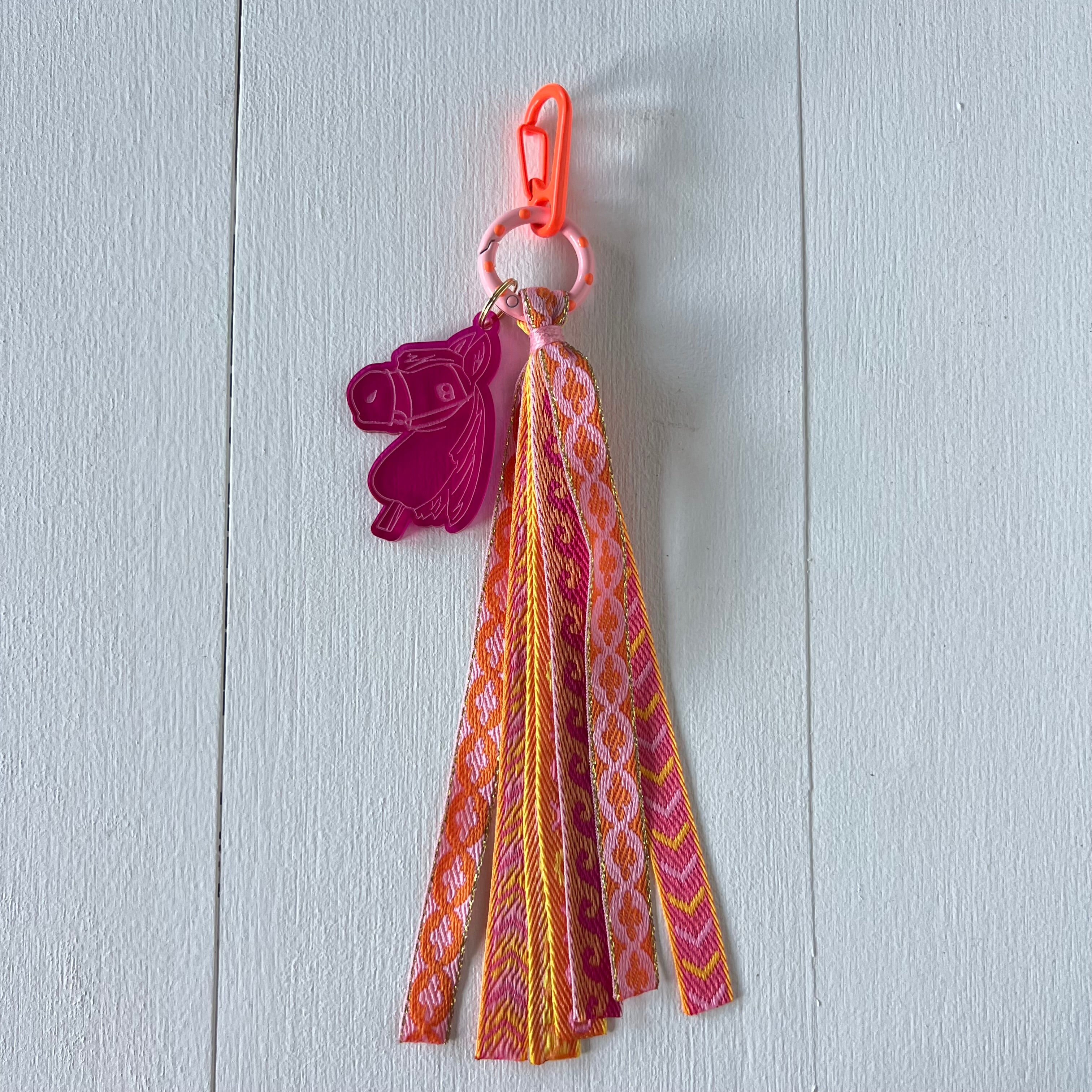 Sleutelhanger hobbyhorse en lint,  zalm / oranje  / roze