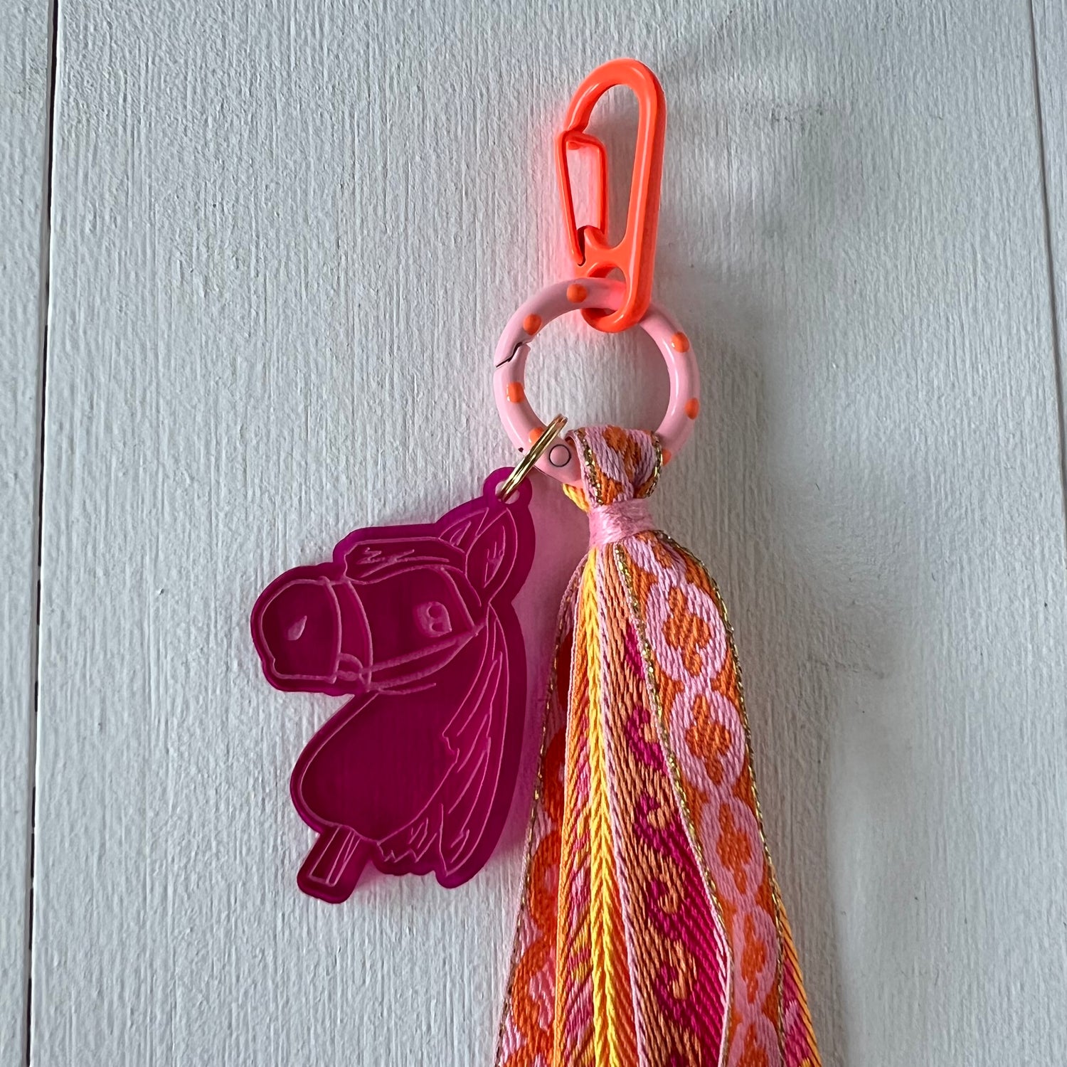 Sleutelhanger hobbyhorse en lint,  zalm / oranje  / roze