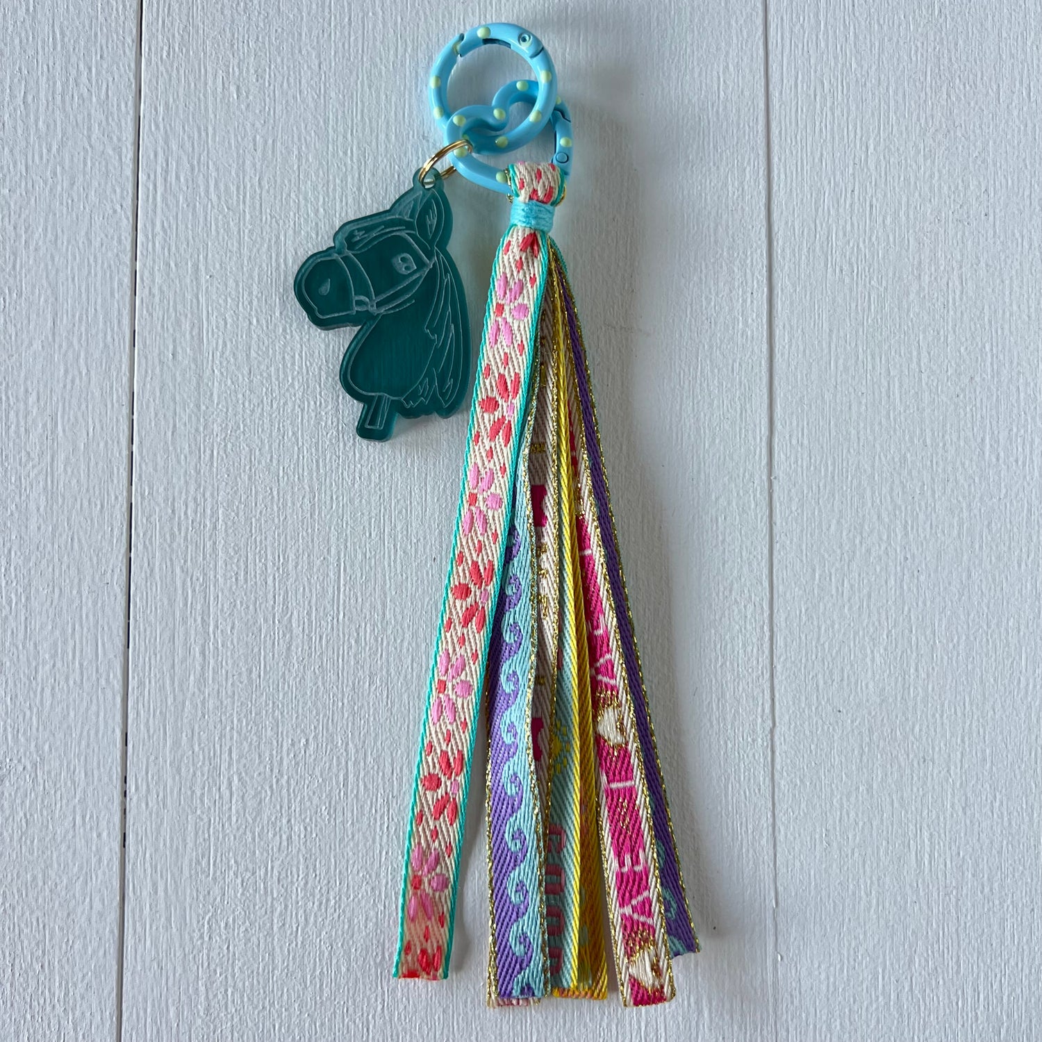 Sleutelhanger hobbyhorse en lint, crème / roze / lila / blauw