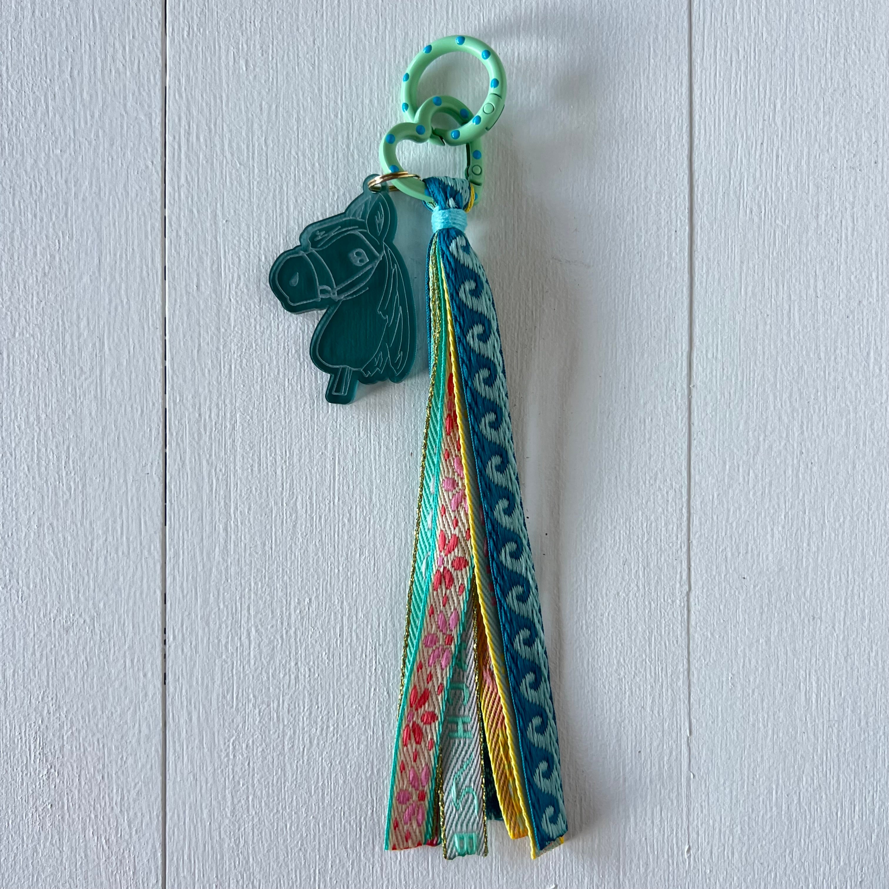 Sleutelhanger hobbyhorse en lint, licht blauw / zeegroen / crème