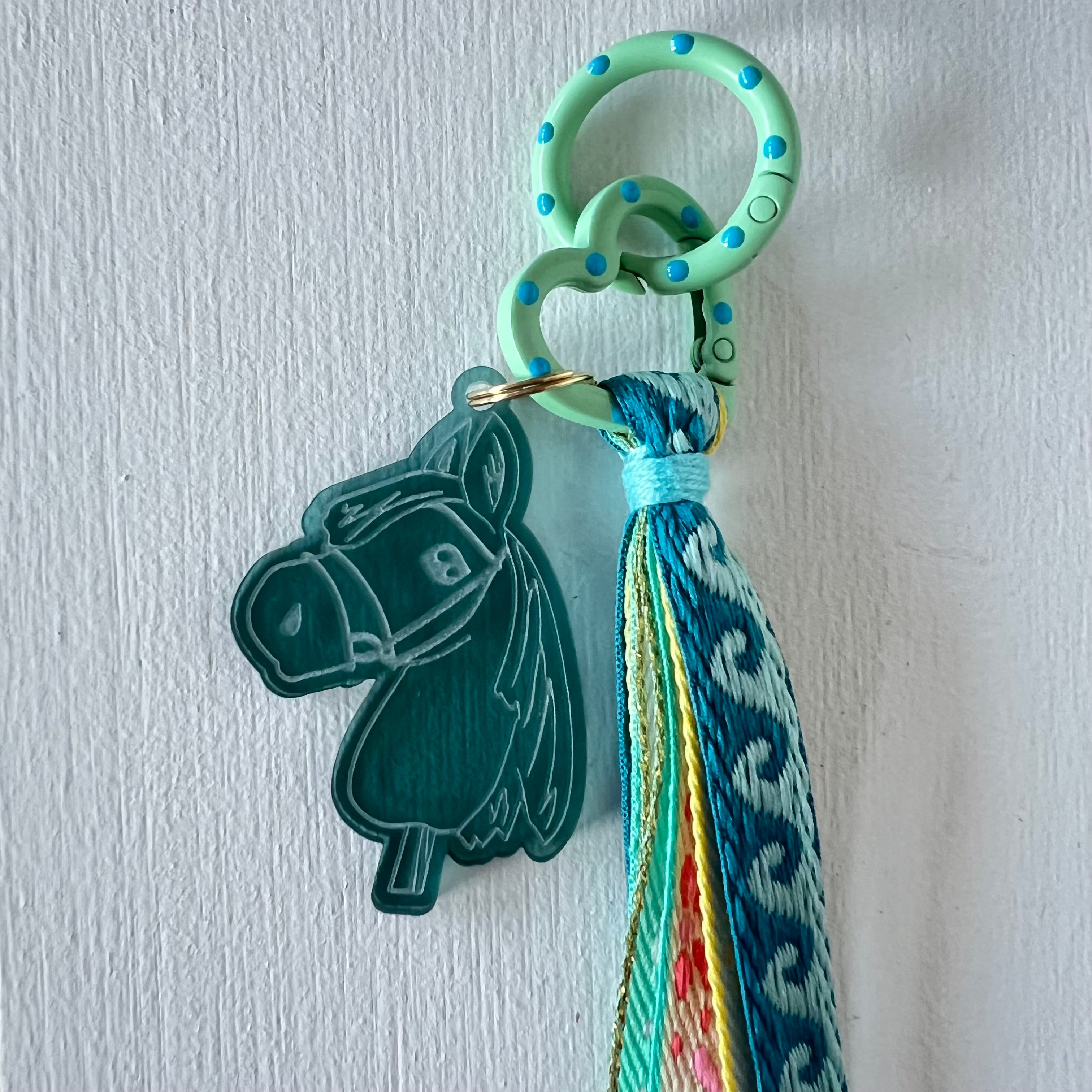 Sleutelhanger hobbyhorse en lint, licht blauw / zeegroen / crème