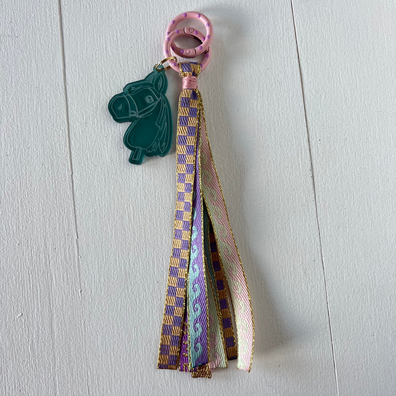 Sleutelhanger hobbyhorse en lint, lila / beige / blauw / zeegroen