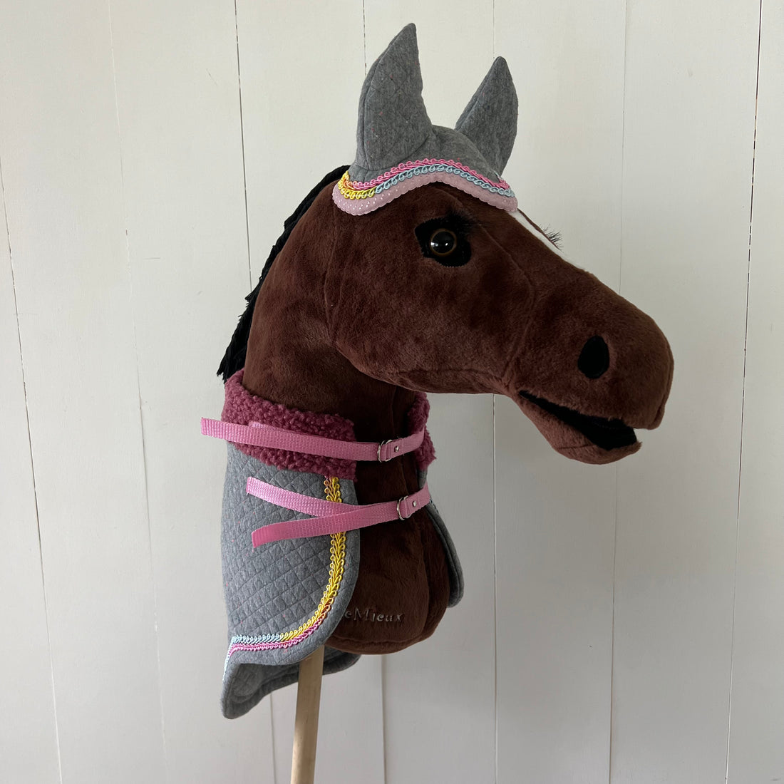 Dekentje kort LeMieux grijs afwerkt met een bandje met verschillende kleuren