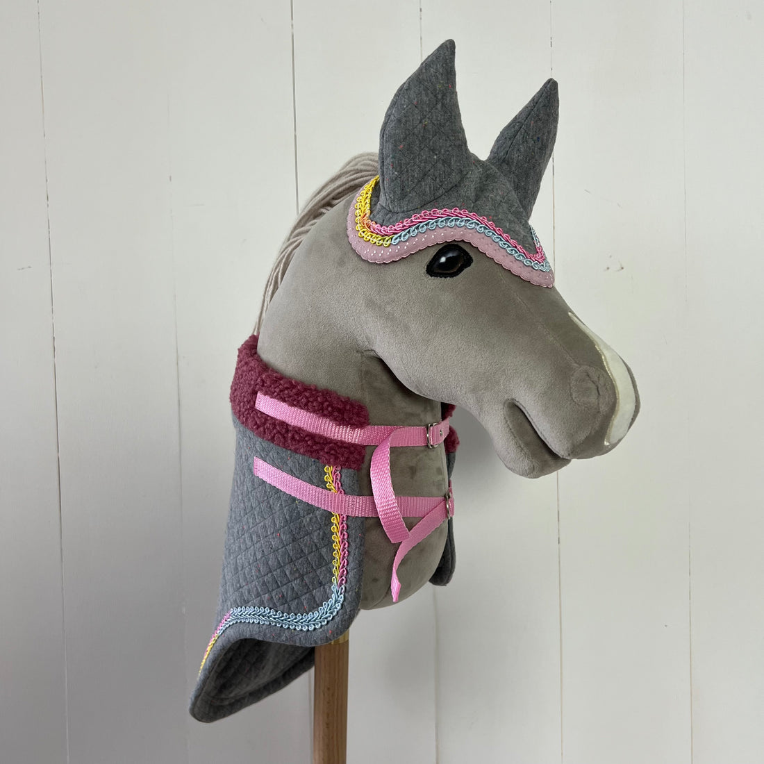 Dekentje kort ChevalRoi grijs afwerkt met een bandje met verschillende kleuren