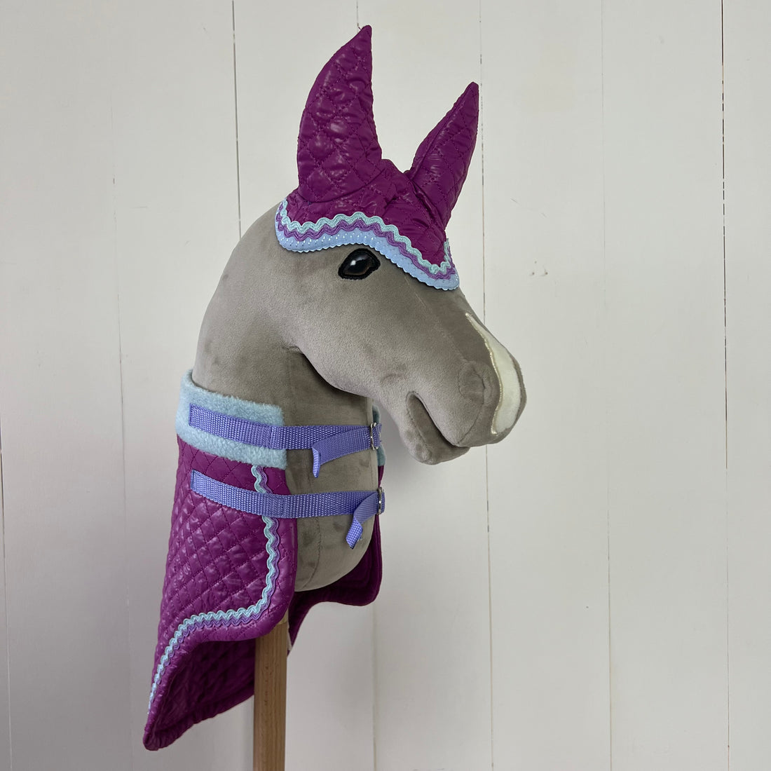 Dekentje kort ChevalRoi paars met bandje in blauw en lila