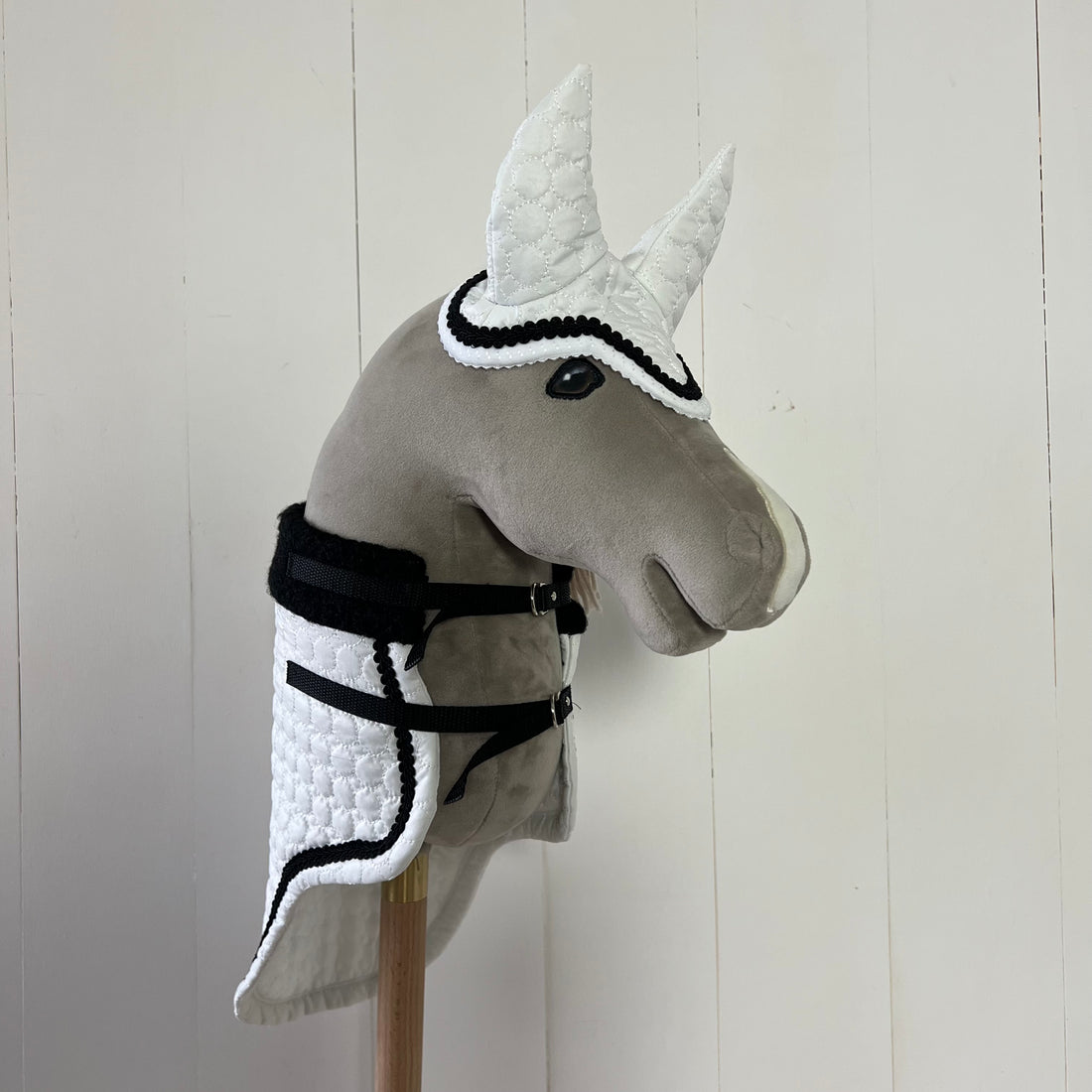 Dekentje kort ChevalRoi wit afgewerkt met zwart bandje