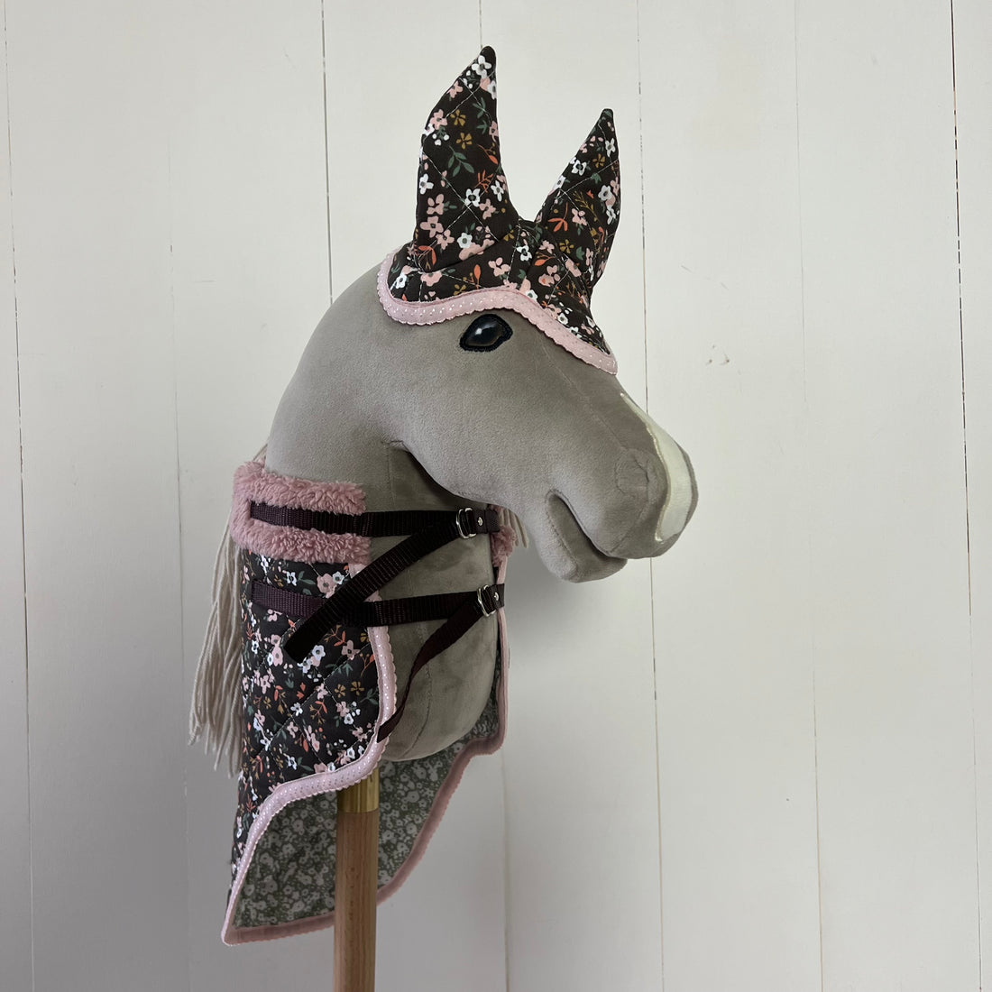 Dekentje kort ChevalRoi bruin met kleine gekleurde bloemetjes