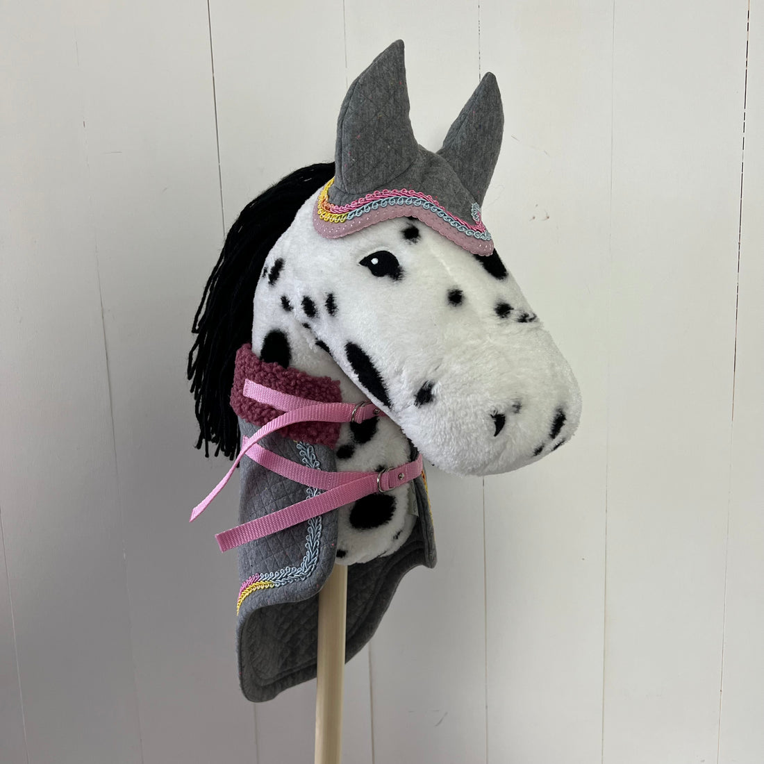 Dekentje grijs kort By Astrup / Stip de pony afwerkt met een bandje met verschillende kleuren