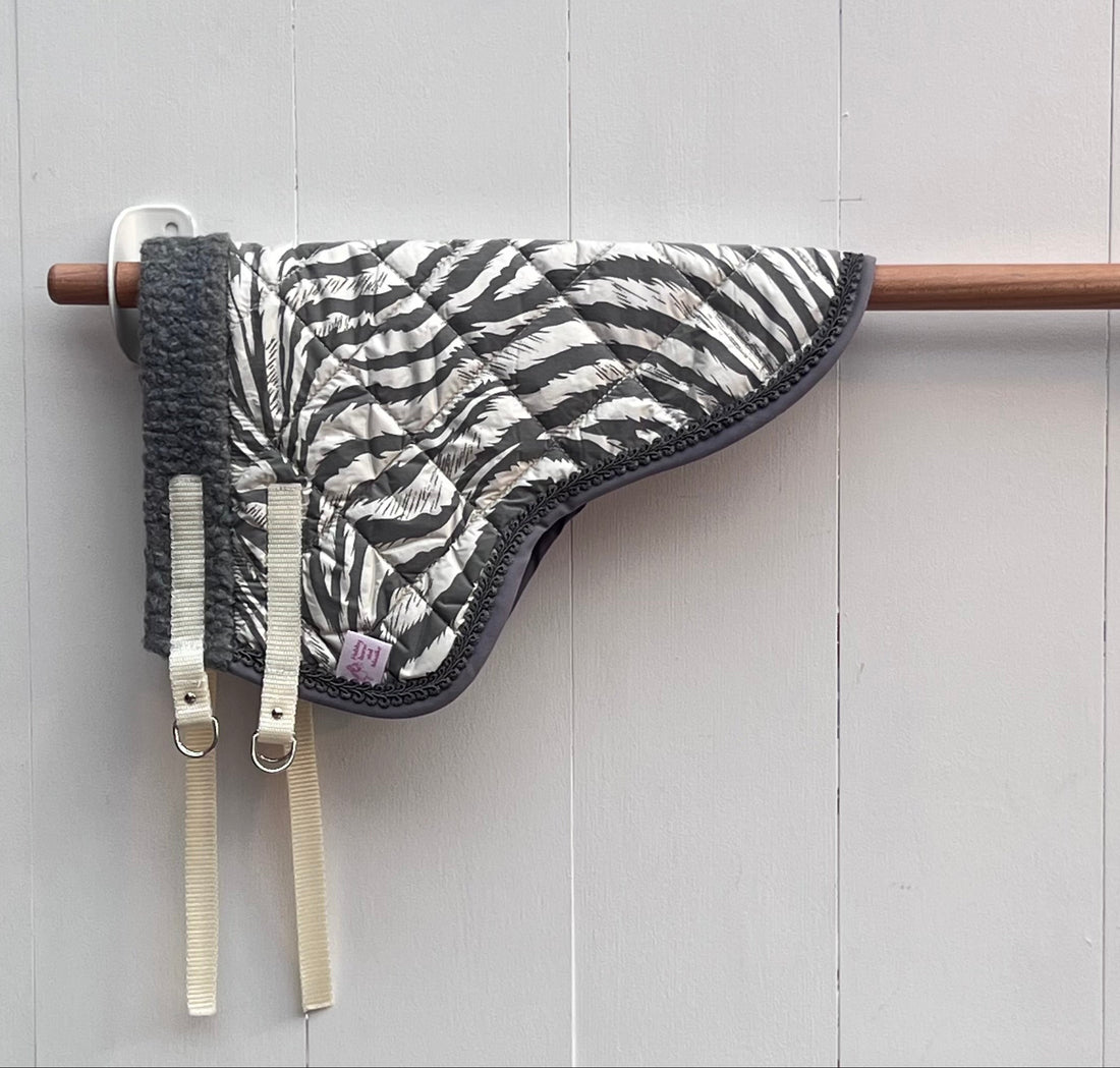 Dekentje kort crème/grijs met zebraprint licht glimmende stof