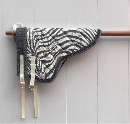 Dekentje kort LeMieux crème/grijs met zebraprint licht glimmende stof