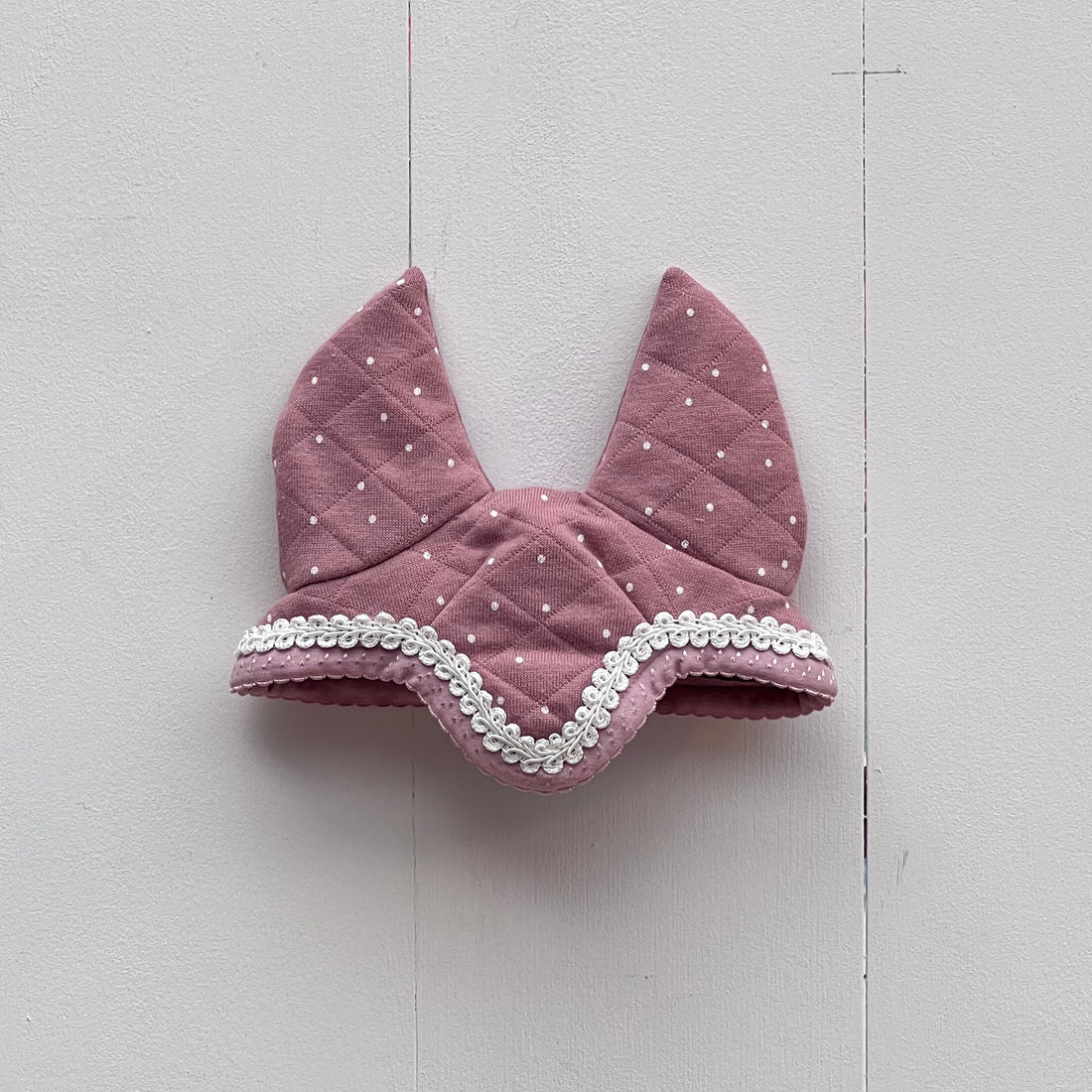 Oornetje oud roze met kleine witte stipjes wit band/kant