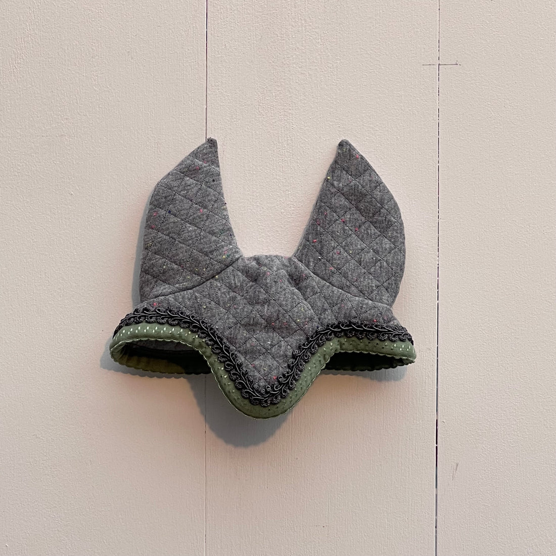 Oornetje grijs met kleine figuurtjes in verschillende kleuren bies groen band/kant grijs