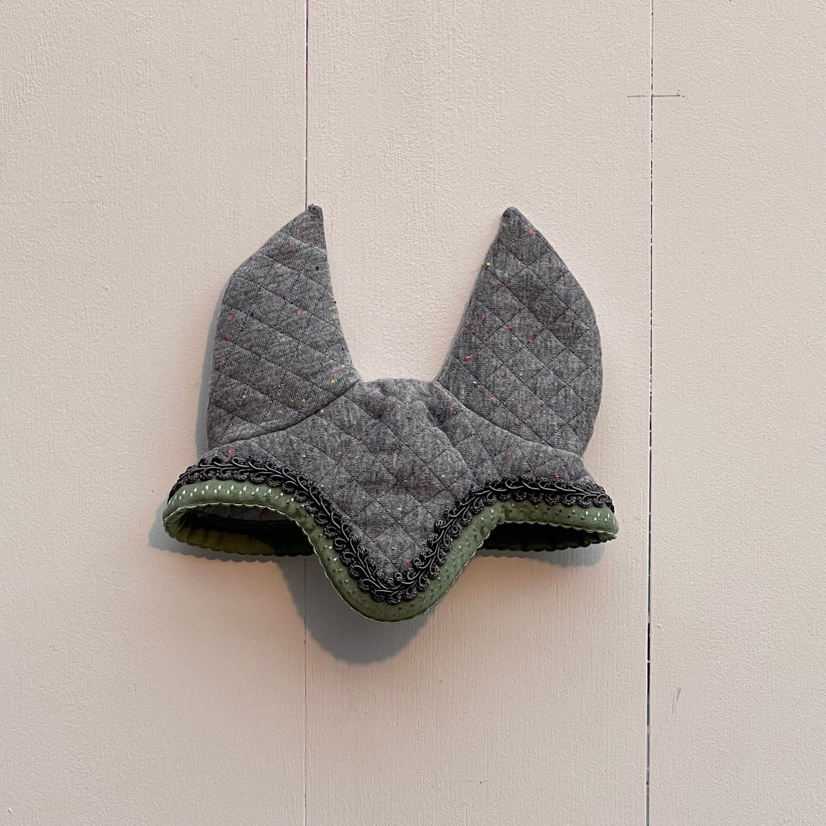 Oornetje grijs met kleine figuurtjes in verschillende kleuren bies groen band/kant grijs