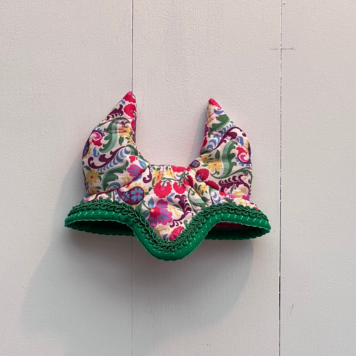Oornetje gekleurd met bloemen patroon