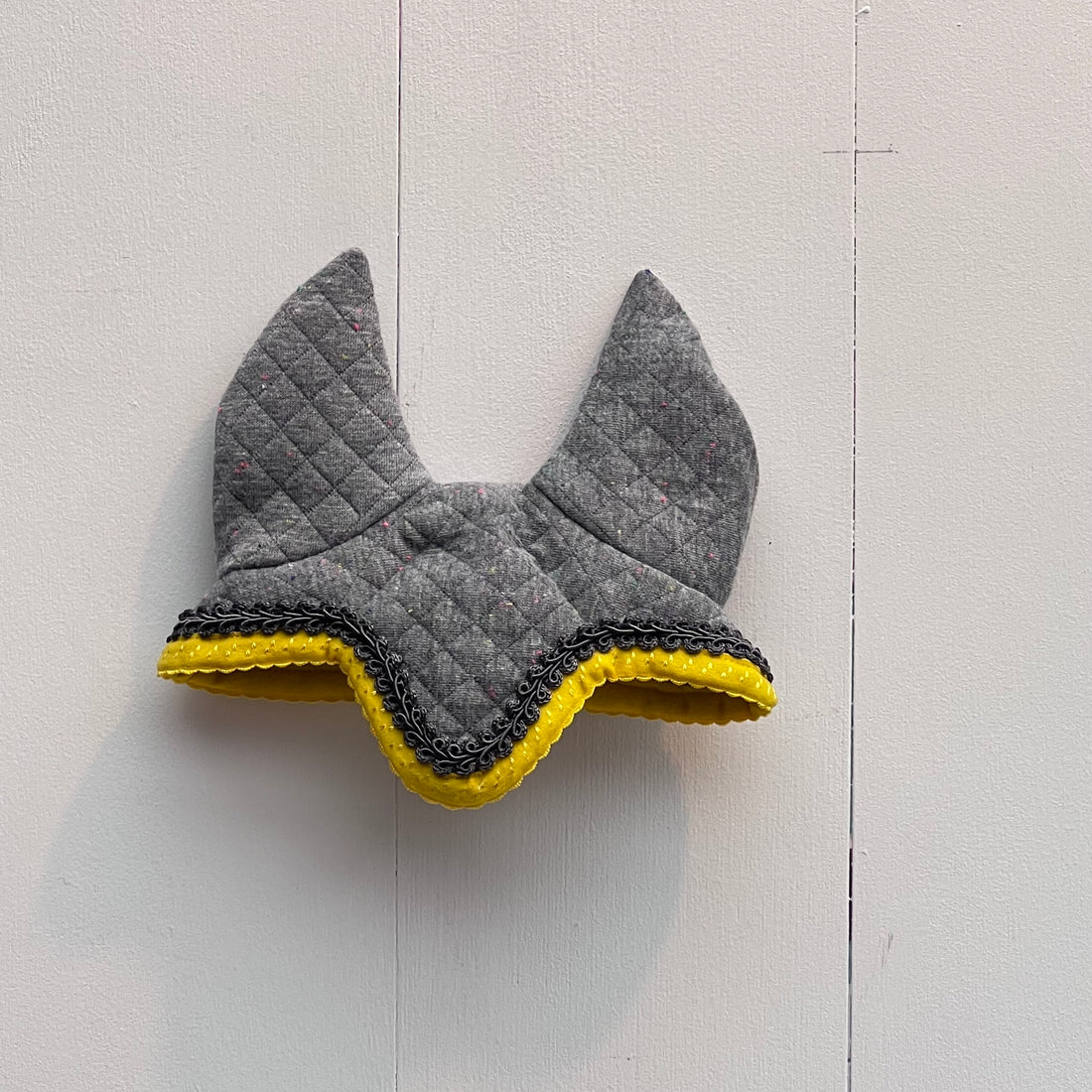 Oornetje grijs met kleine figuurtjes in verschillende kleuren bies geel band/kant grijs